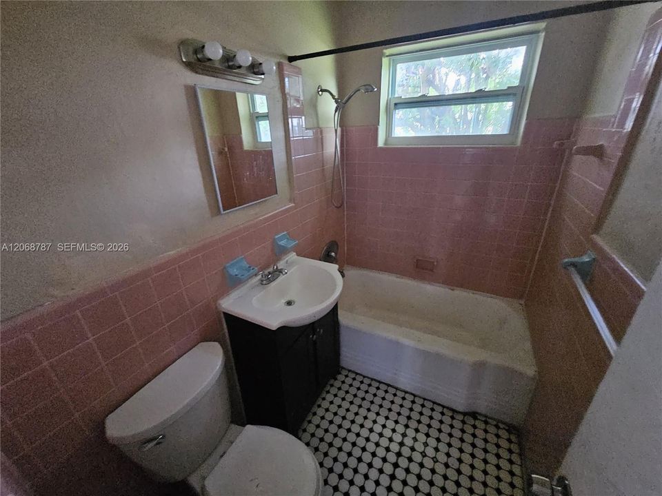 En Venta: $360,000 (4 camas, 2 baños, 1092 Pies cuadrados)