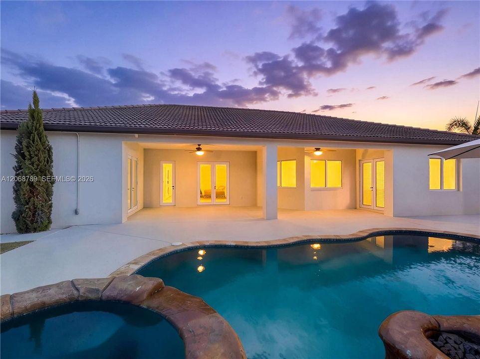 En Venta: $949,900 (4 camas, 3 baños, 2678 Pies cuadrados)