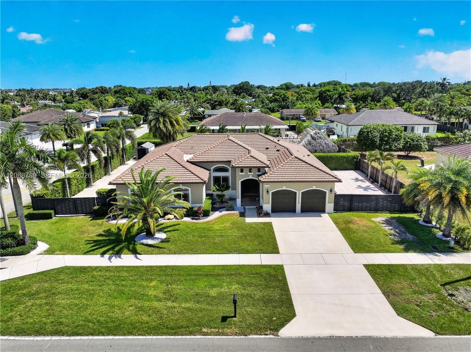 En Venta: $949,900 (4 camas, 3 baños, 2678 Pies cuadrados)