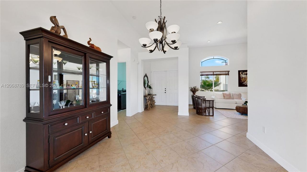 En Venta: $949,900 (4 camas, 3 baños, 2678 Pies cuadrados)