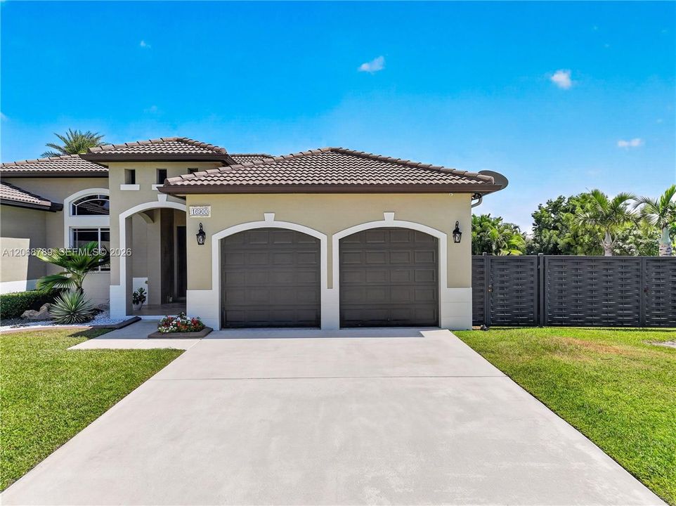 En Venta: $949,900 (4 camas, 3 baños, 2678 Pies cuadrados)