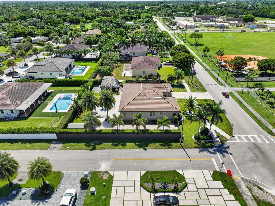 En Venta: $949,900 (4 camas, 3 baños, 2678 Pies cuadrados)