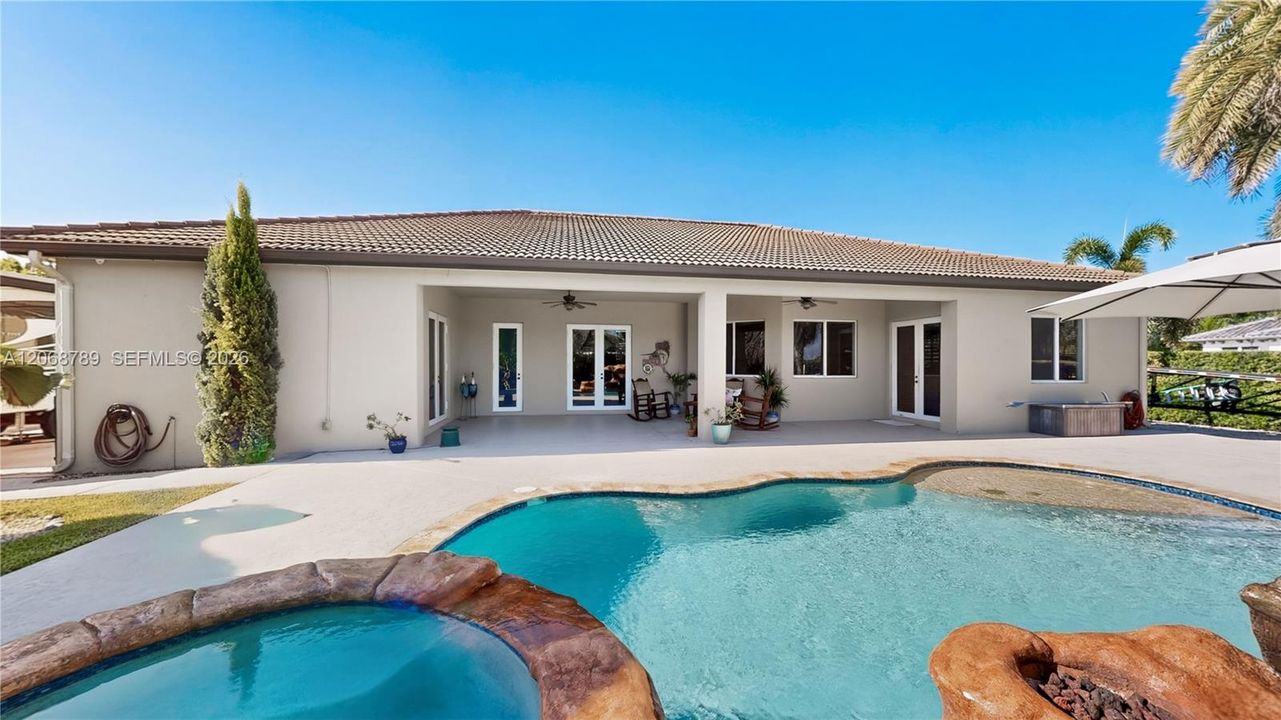 En Venta: $949,900 (4 camas, 3 baños, 2678 Pies cuadrados)