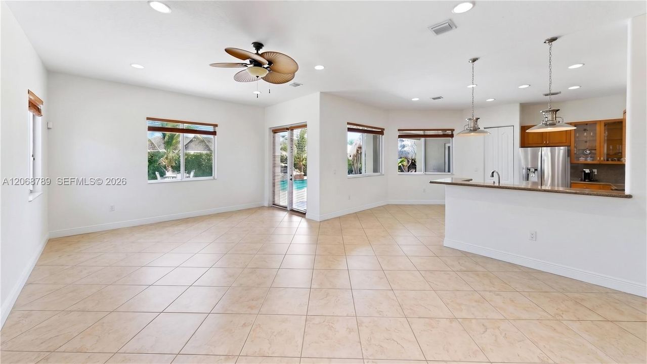 En Venta: $949,900 (4 camas, 3 baños, 2678 Pies cuadrados)
