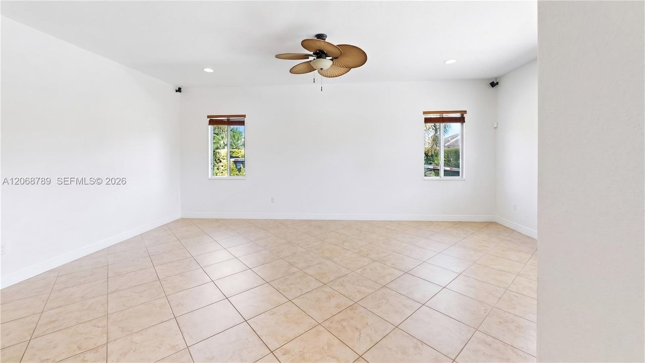 En Venta: $949,900 (4 camas, 3 baños, 2678 Pies cuadrados)