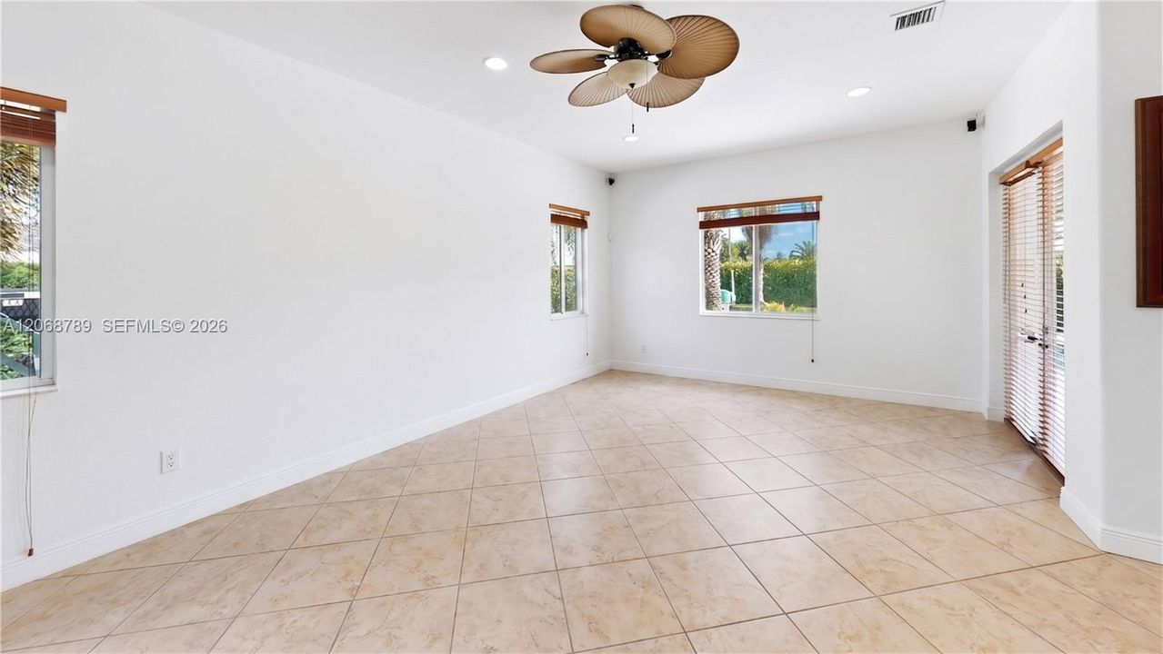 En Venta: $949,900 (4 camas, 3 baños, 2678 Pies cuadrados)