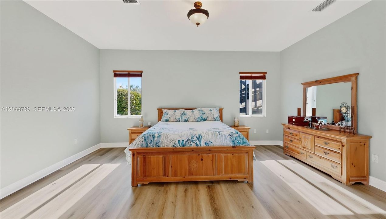 En Venta: $949,900 (4 camas, 3 baños, 2678 Pies cuadrados)