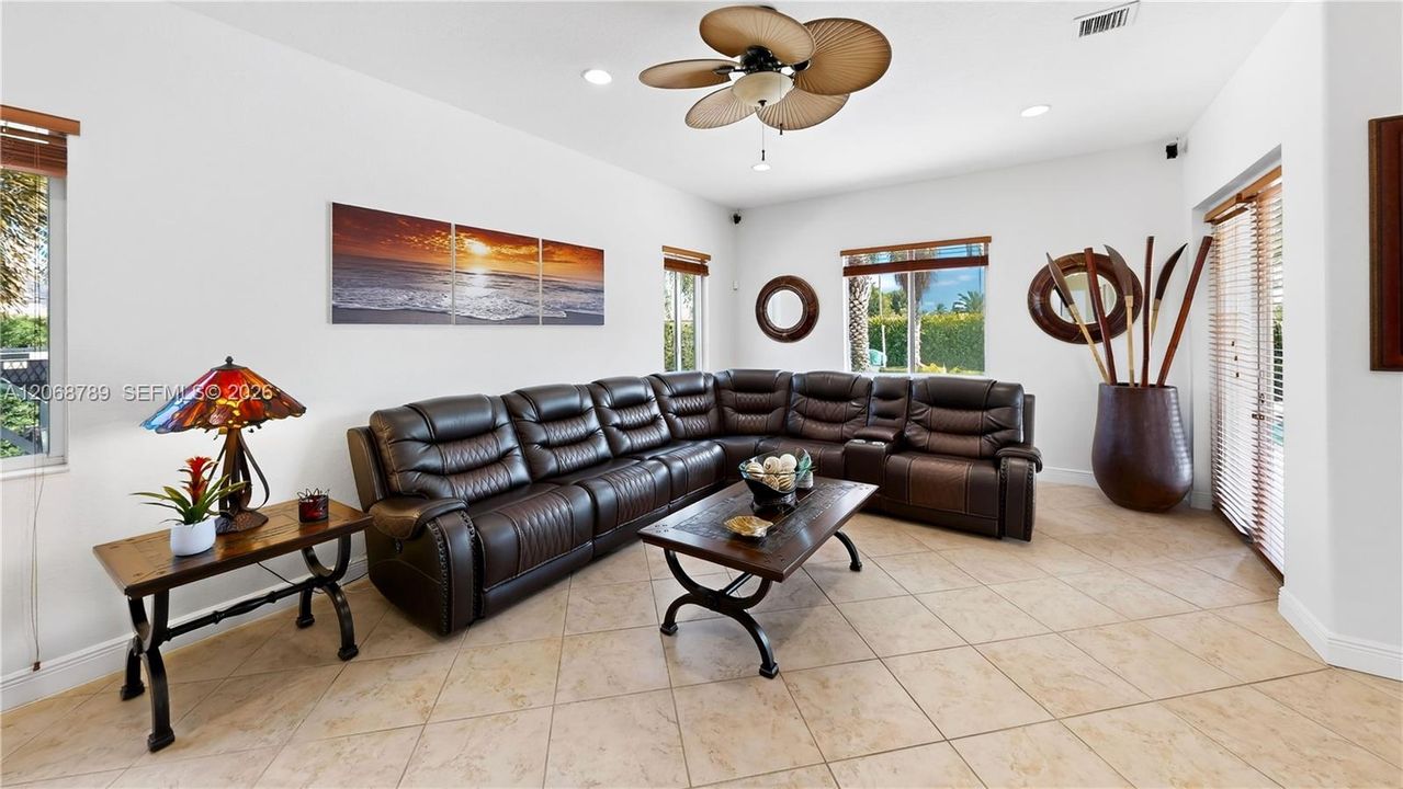 En Venta: $949,900 (4 camas, 3 baños, 2678 Pies cuadrados)
