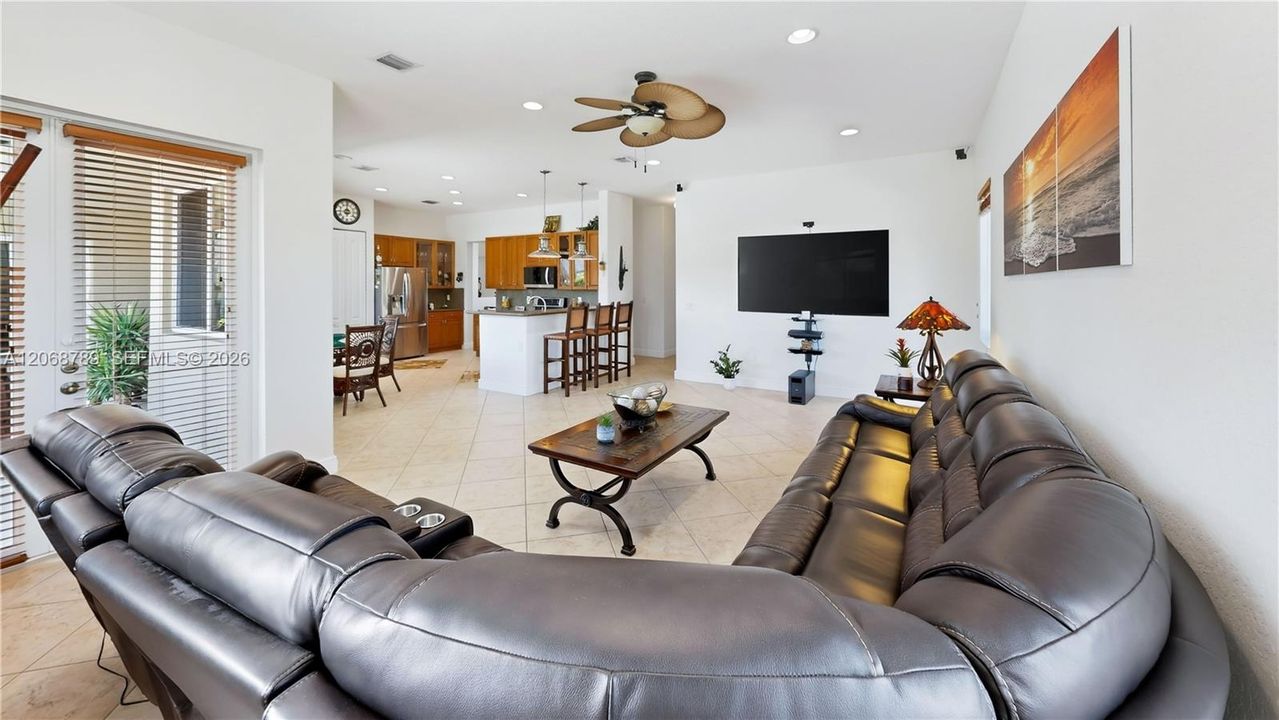 En Venta: $949,900 (4 camas, 3 baños, 2678 Pies cuadrados)
