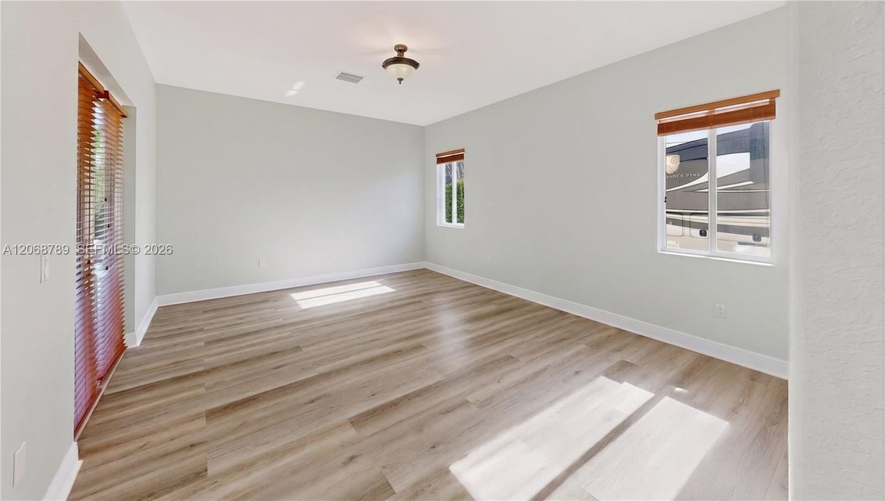 En Venta: $949,900 (4 camas, 3 baños, 2678 Pies cuadrados)