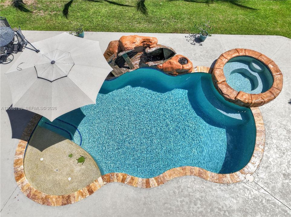 En Venta: $949,900 (4 camas, 3 baños, 2678 Pies cuadrados)
