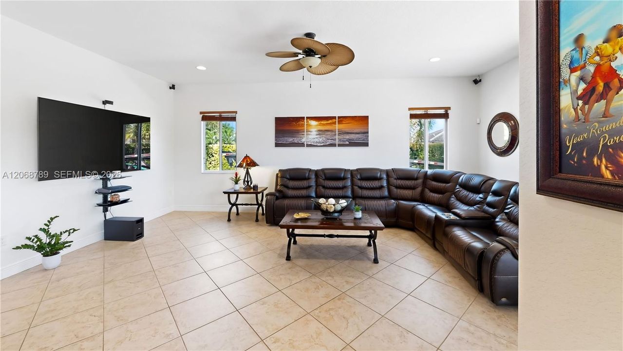 En Venta: $949,900 (4 camas, 3 baños, 2678 Pies cuadrados)