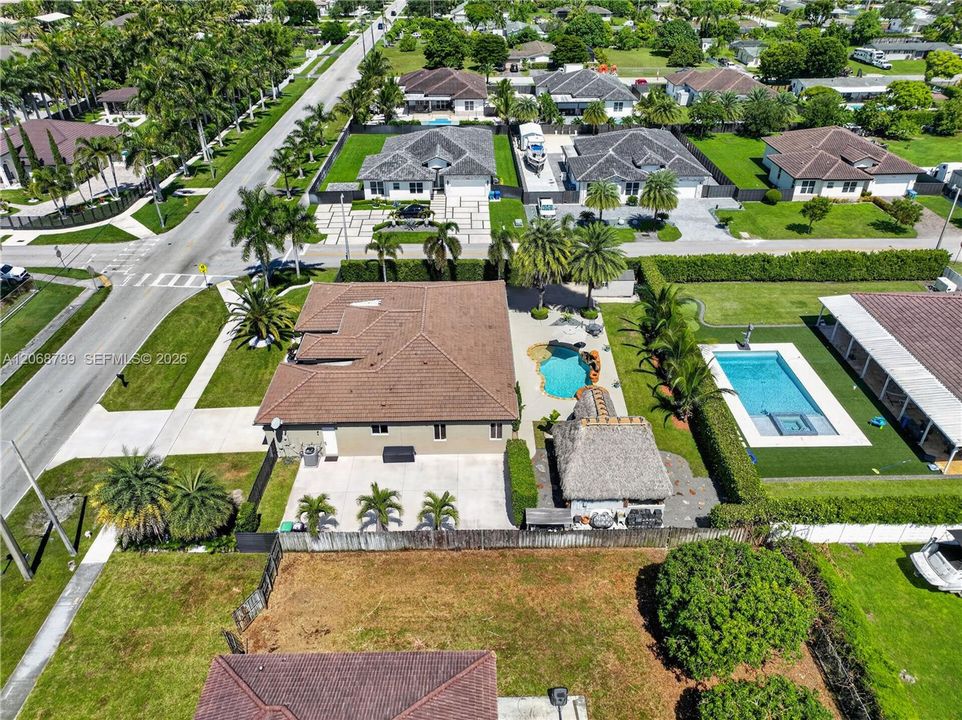 En Venta: $949,900 (4 camas, 3 baños, 2678 Pies cuadrados)