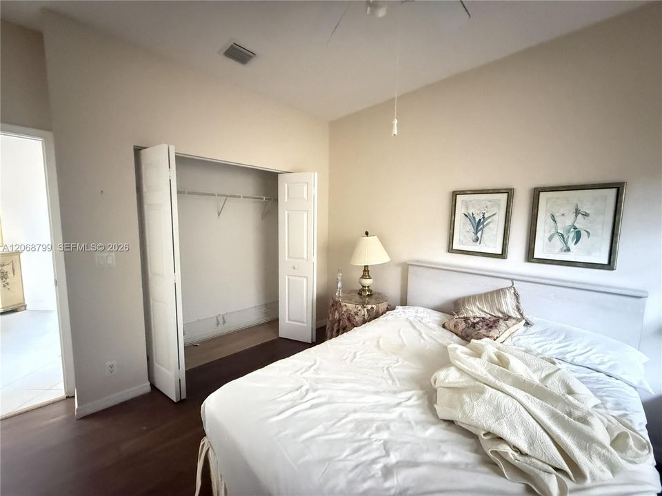 Activo con contrato: $275,000 (2 camas, 2 baños, 1378 Pies cuadrados)