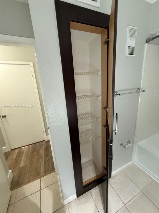 For Sale: $269,000 (2 beds, 2 baths, 918 Square Feet)