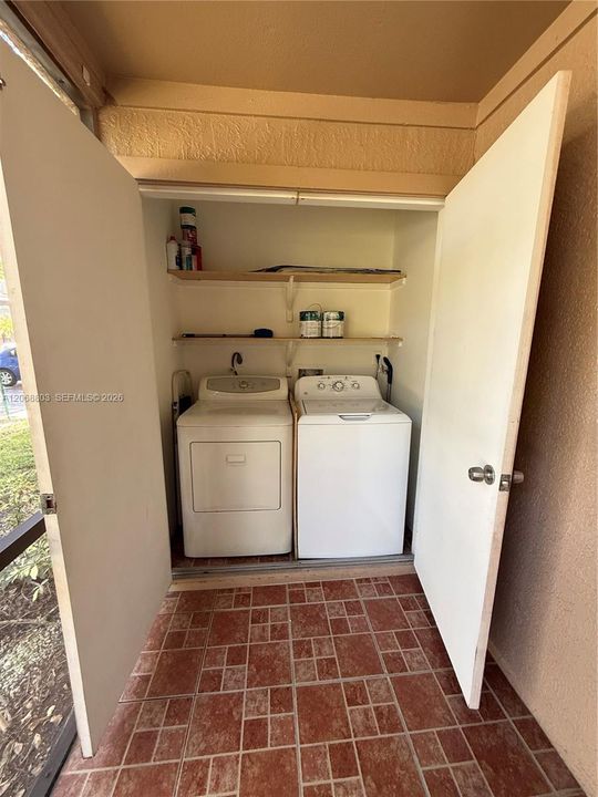 For Sale: $269,000 (2 beds, 2 baths, 918 Square Feet)