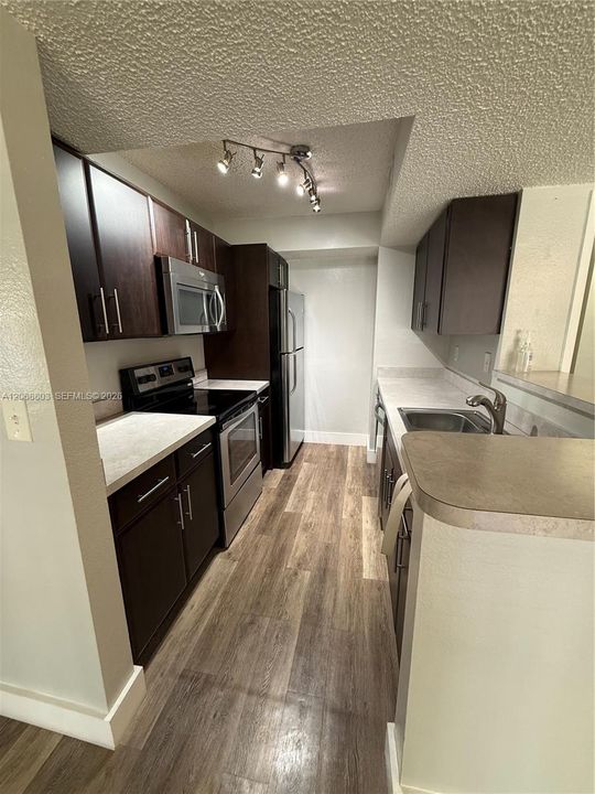 For Sale: $269,000 (2 beds, 2 baths, 918 Square Feet)