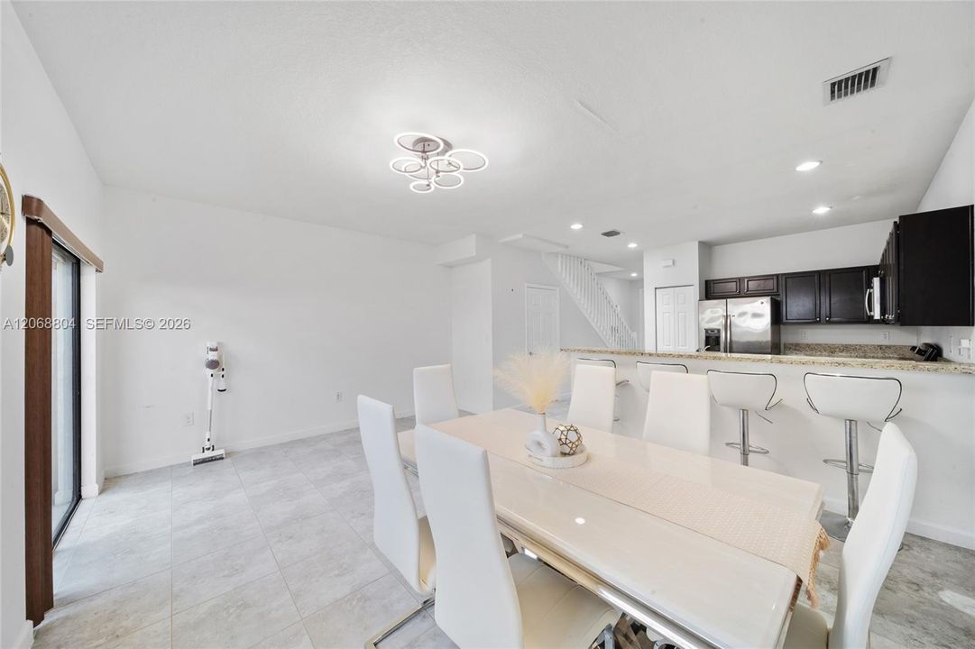 For Sale: $465,000 (2 beds, 2 baths, 1416 Square Feet)
