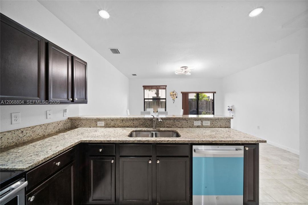 For Sale: $465,000 (2 beds, 2 baths, 1416 Square Feet)
