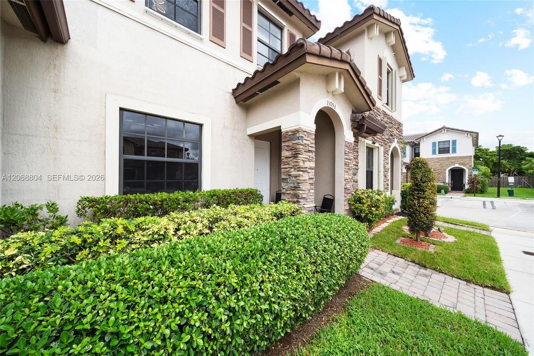 For Sale: $465,000 (2 beds, 2 baths, 1416 Square Feet)