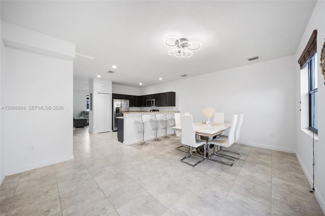 For Sale: $465,000 (2 beds, 2 baths, 1416 Square Feet)