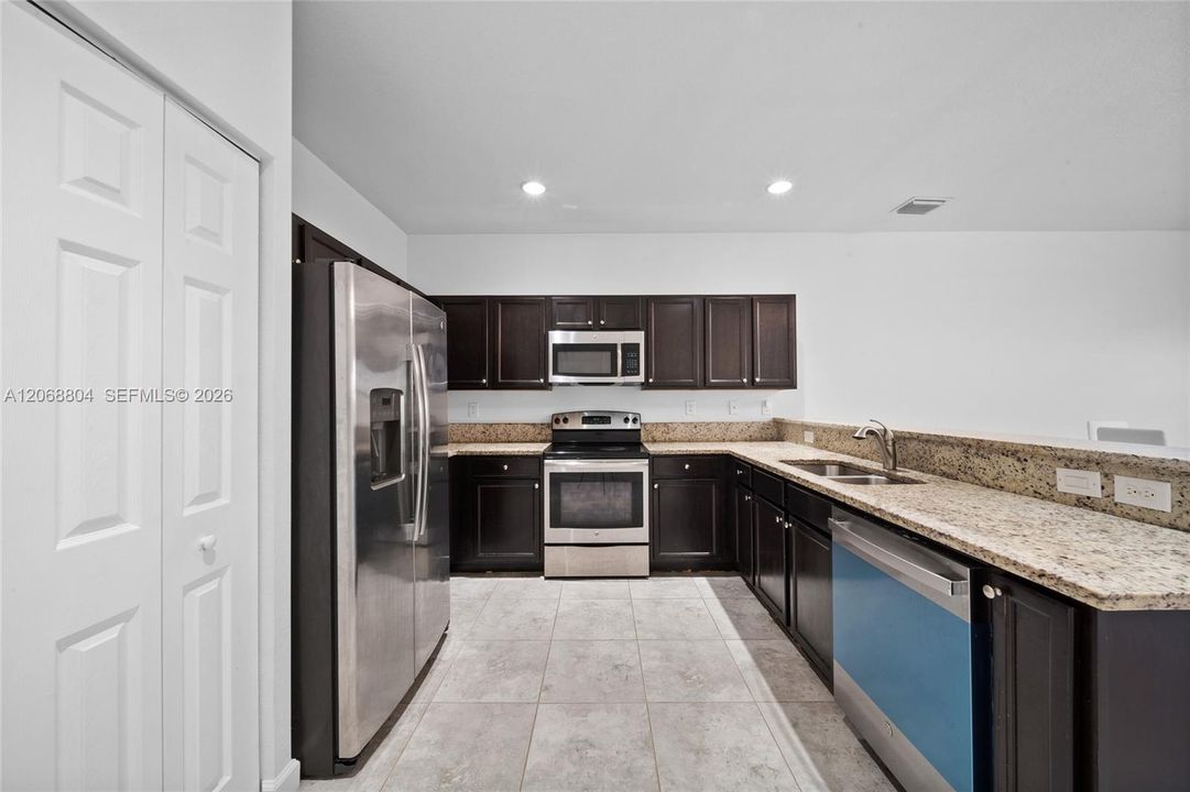 For Sale: $465,000 (2 beds, 2 baths, 1416 Square Feet)