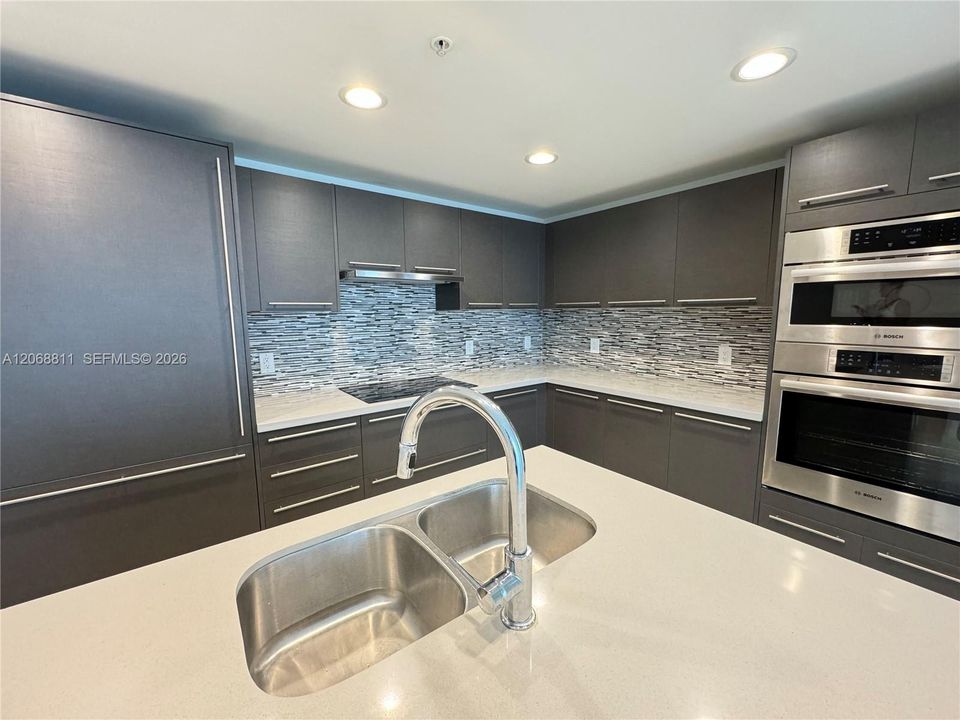 For Sale: $570,000 (3 beds, 3 baths, 1556 Square Feet)