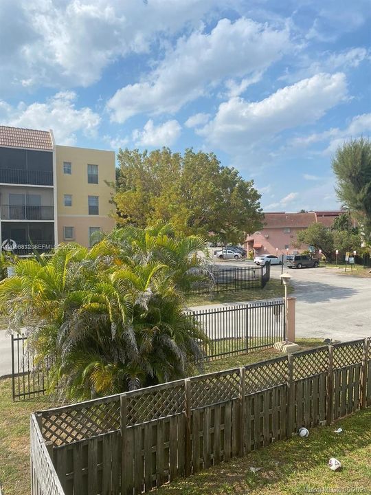 For Sale: $274,000 (2 beds, 2 baths, 1061 Square Feet)