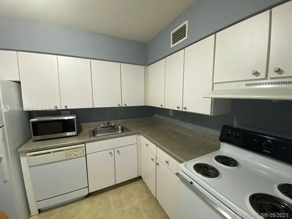 For Sale: $274,000 (2 beds, 2 baths, 1061 Square Feet)