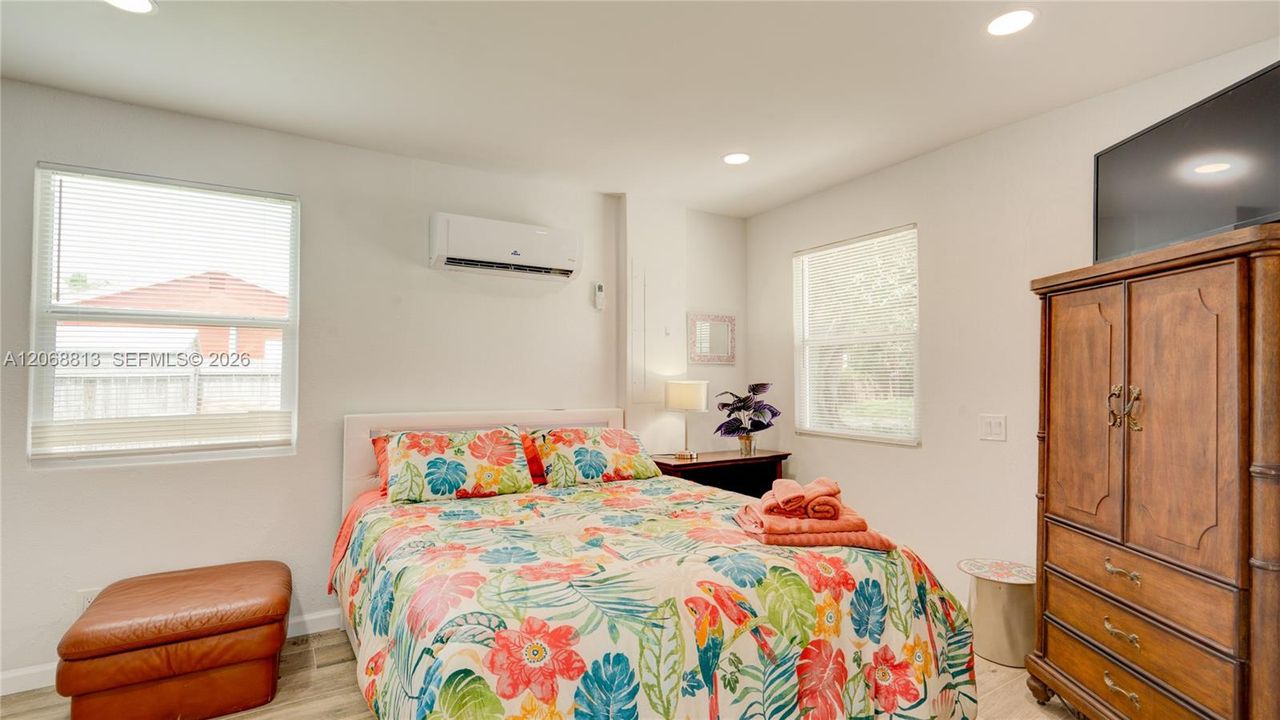 For Sale: $475,000 (3 beds, 3 baths, 1374 Square Feet)