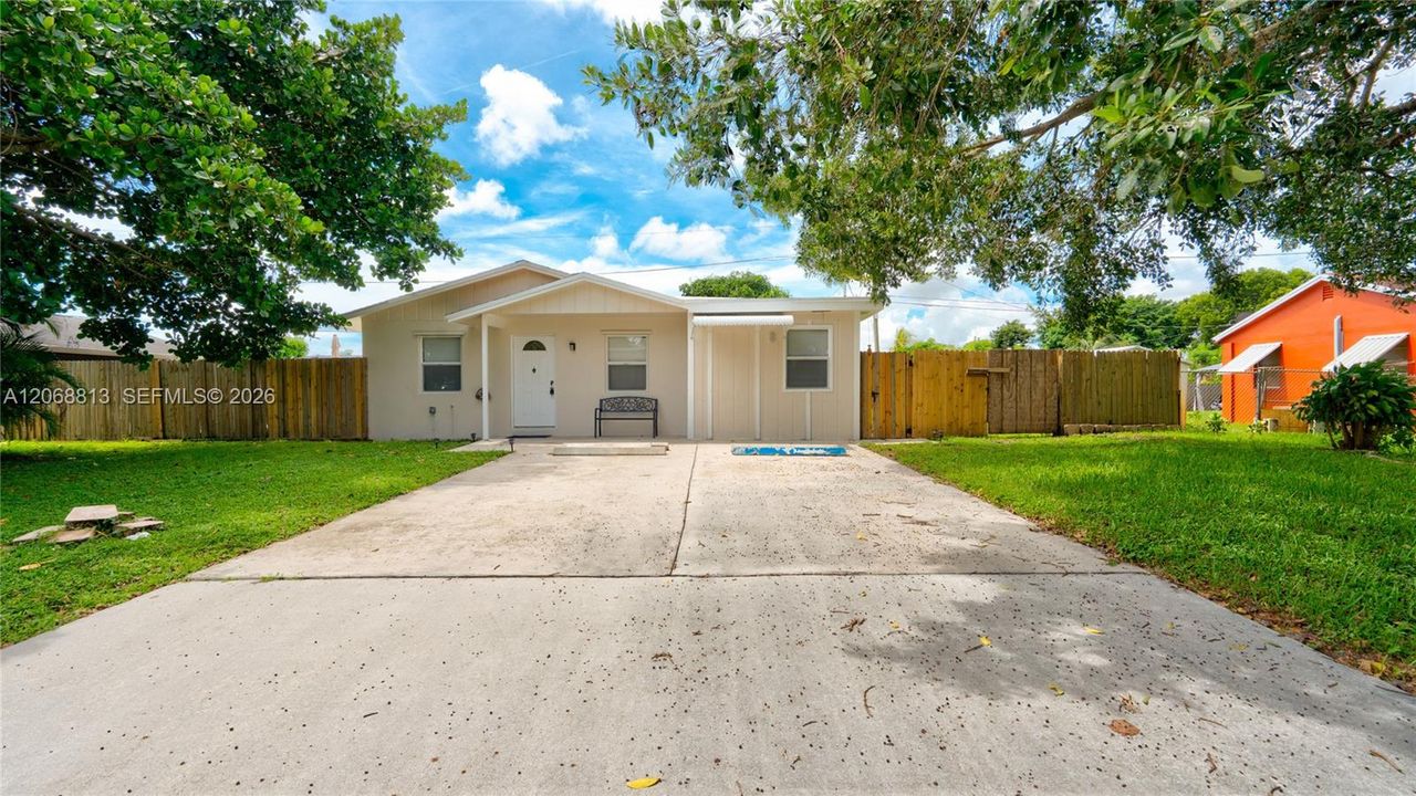 For Sale: $475,000 (3 beds, 3 baths, 1374 Square Feet)
