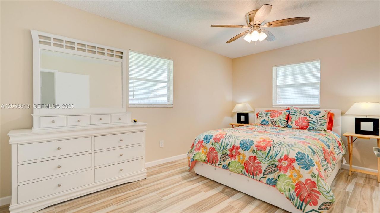 For Sale: $475,000 (3 beds, 3 baths, 1374 Square Feet)