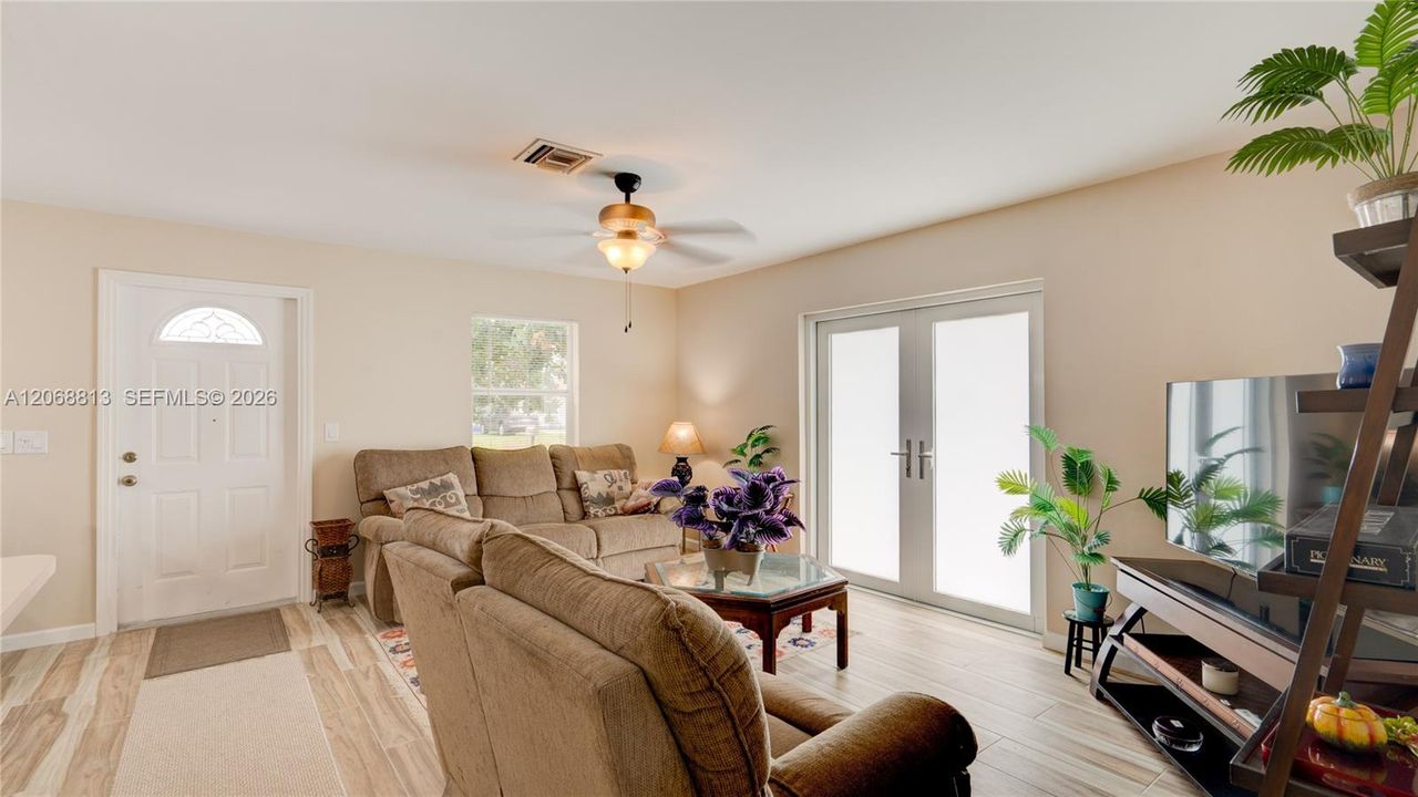 For Sale: $475,000 (3 beds, 3 baths, 1374 Square Feet)