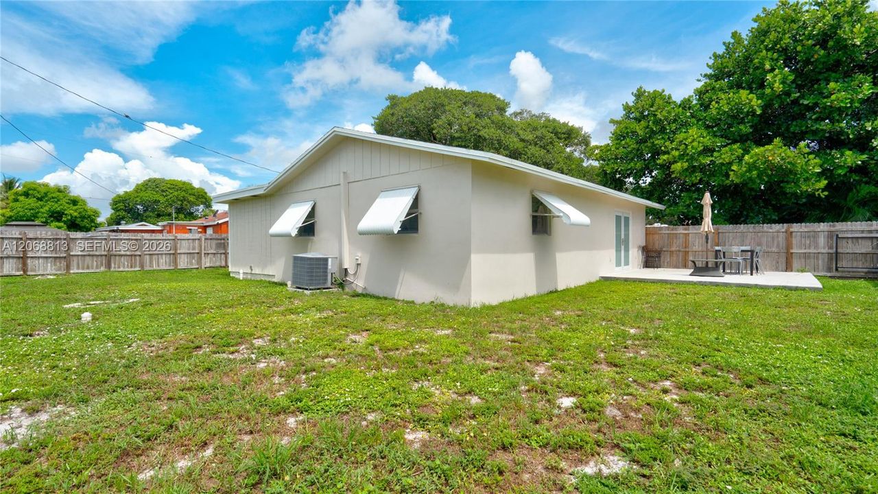 For Sale: $475,000 (3 beds, 3 baths, 1374 Square Feet)