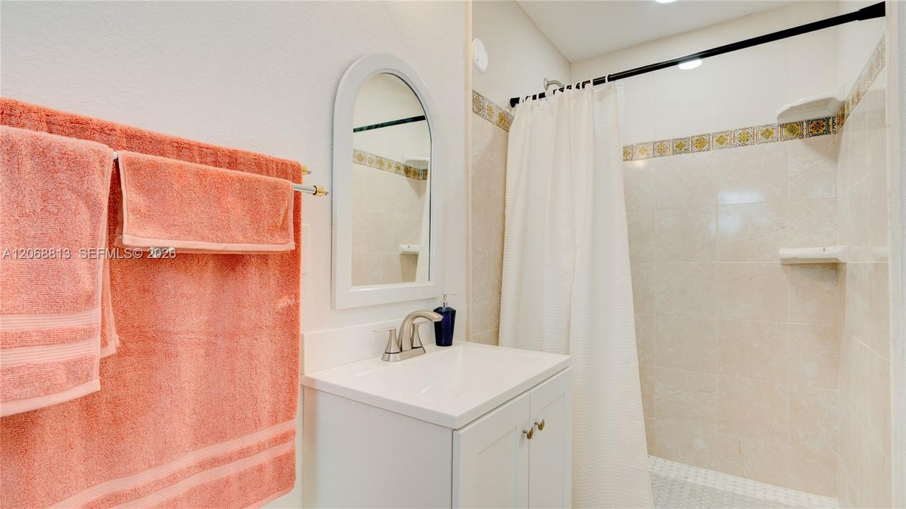For Sale: $475,000 (3 beds, 3 baths, 1374 Square Feet)