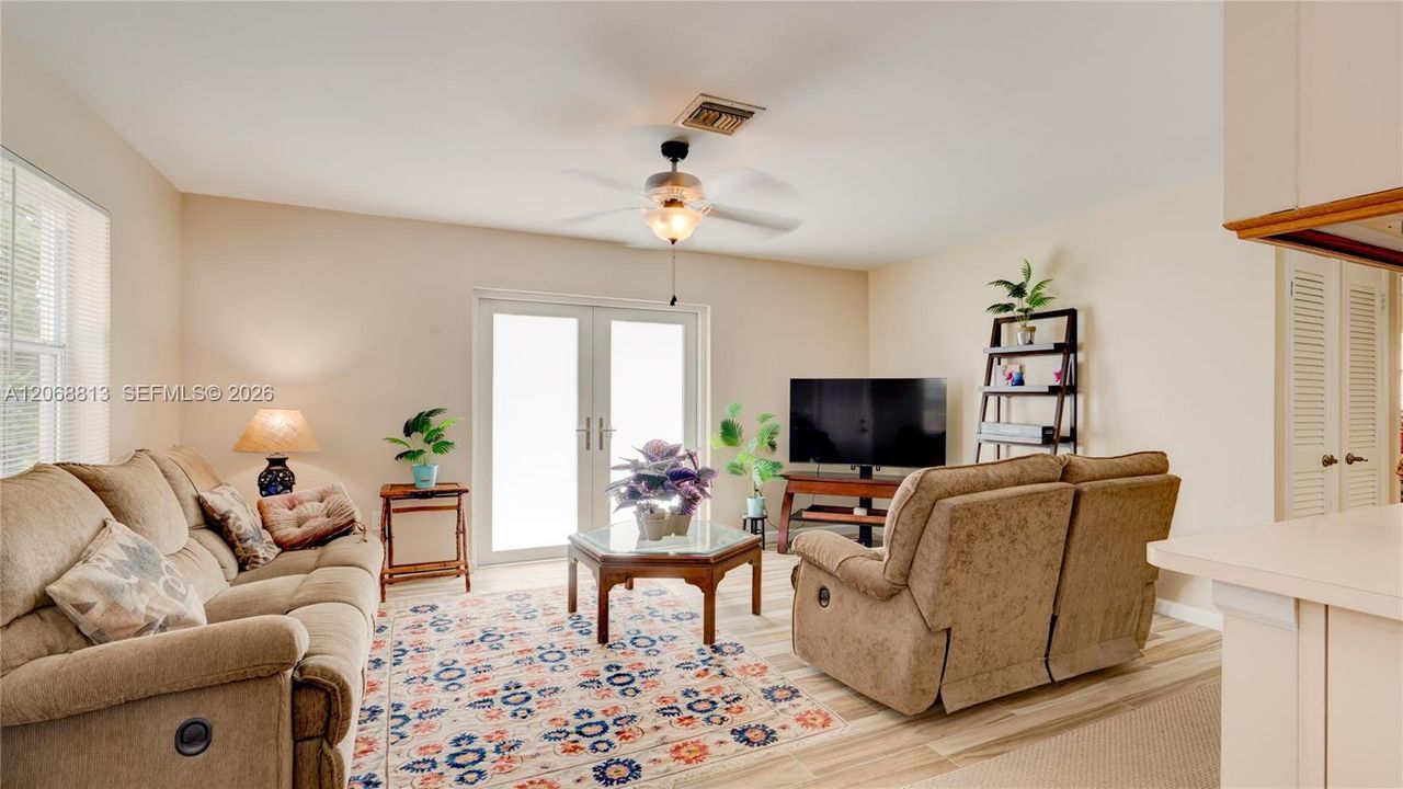 For Sale: $475,000 (3 beds, 3 baths, 1374 Square Feet)