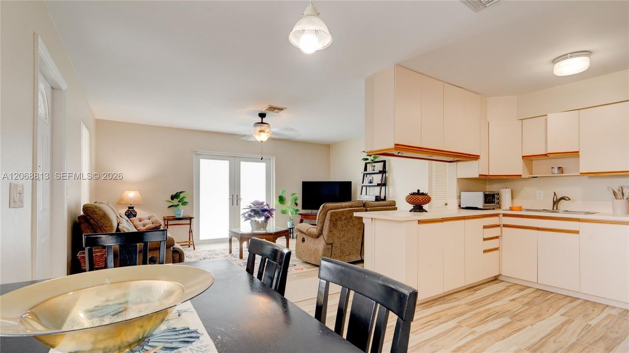 For Sale: $475,000 (3 beds, 3 baths, 1374 Square Feet)