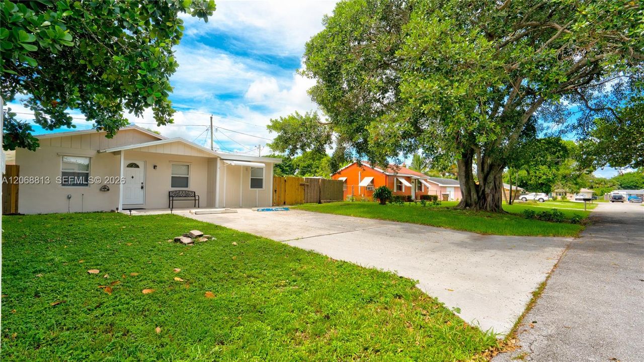 For Sale: $475,000 (3 beds, 3 baths, 1374 Square Feet)