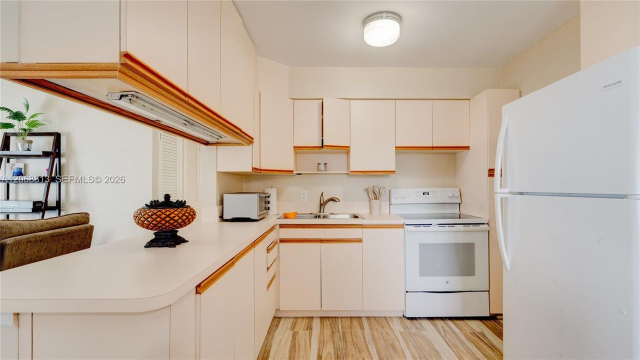 For Sale: $475,000 (3 beds, 3 baths, 1374 Square Feet)