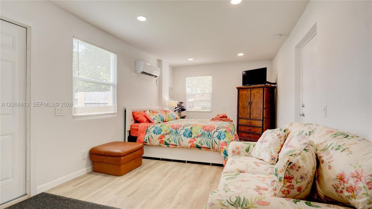 For Sale: $475,000 (3 beds, 3 baths, 1374 Square Feet)