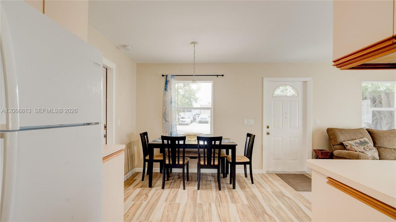 For Sale: $475,000 (3 beds, 3 baths, 1374 Square Feet)