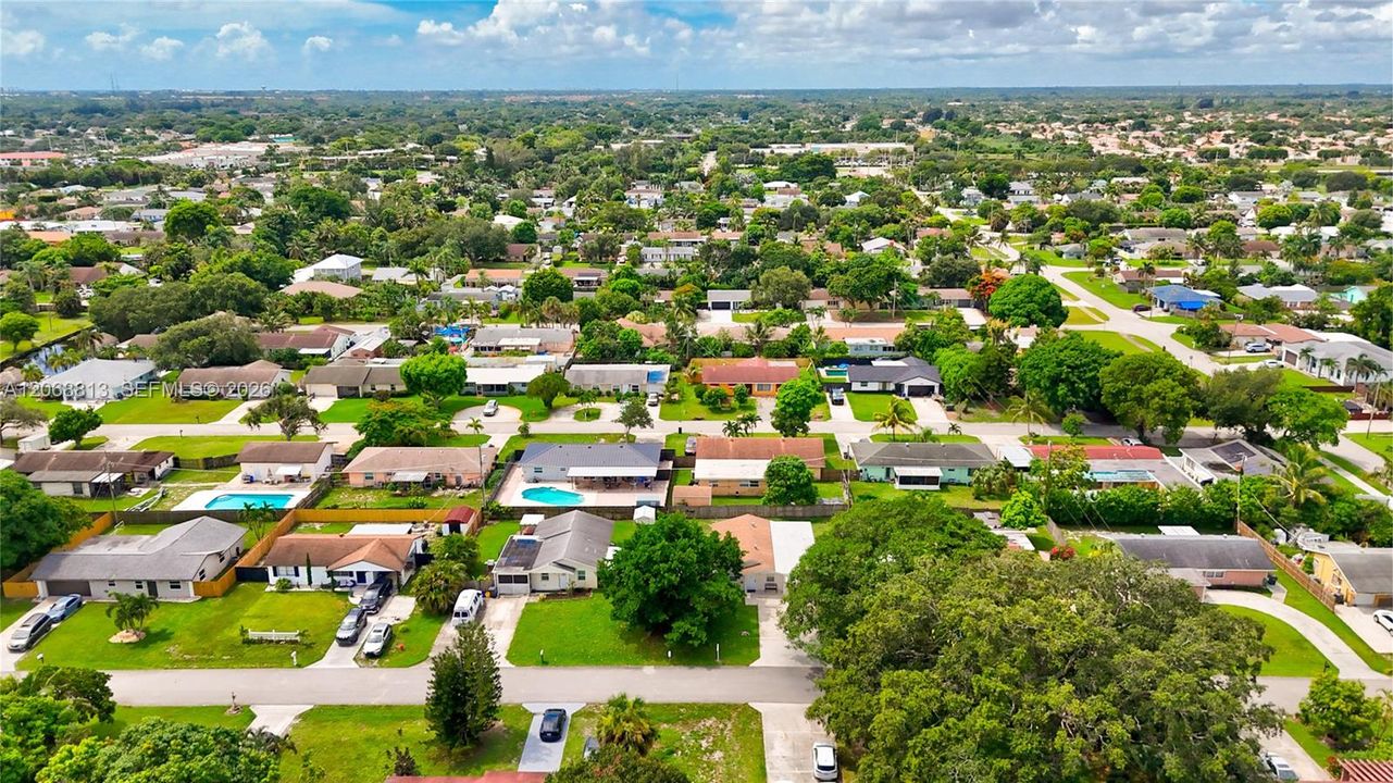For Sale: $475,000 (3 beds, 3 baths, 1374 Square Feet)