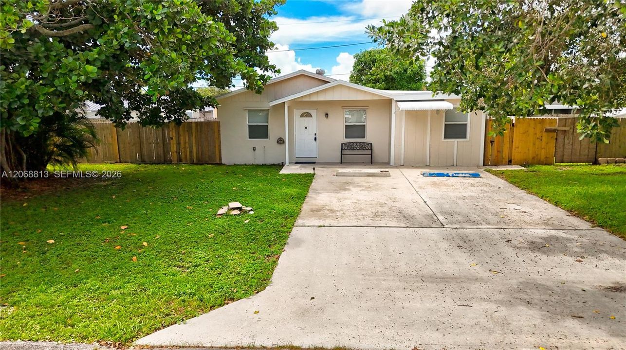 For Sale: $475,000 (3 beds, 3 baths, 1374 Square Feet)