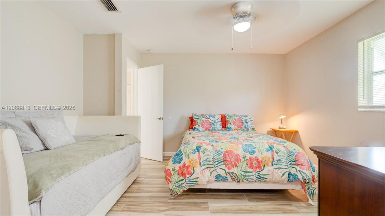 For Sale: $475,000 (3 beds, 3 baths, 1374 Square Feet)