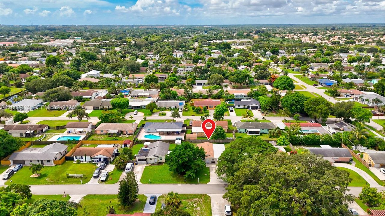 For Sale: $475,000 (3 beds, 3 baths, 1374 Square Feet)