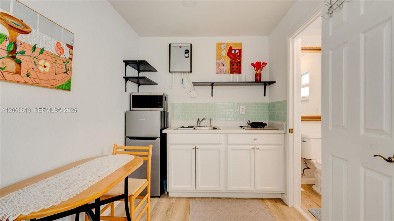 For Sale: $475,000 (3 beds, 3 baths, 1374 Square Feet)