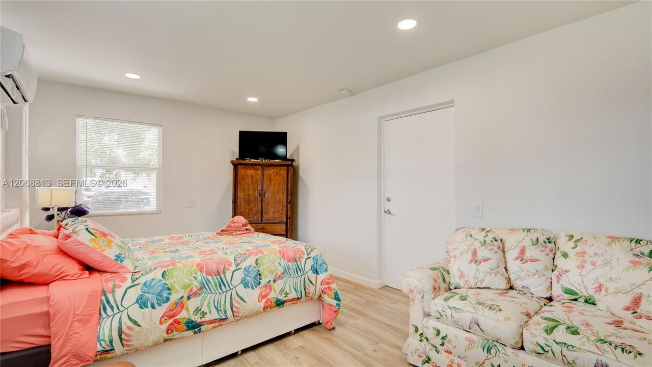 For Sale: $475,000 (3 beds, 3 baths, 1374 Square Feet)