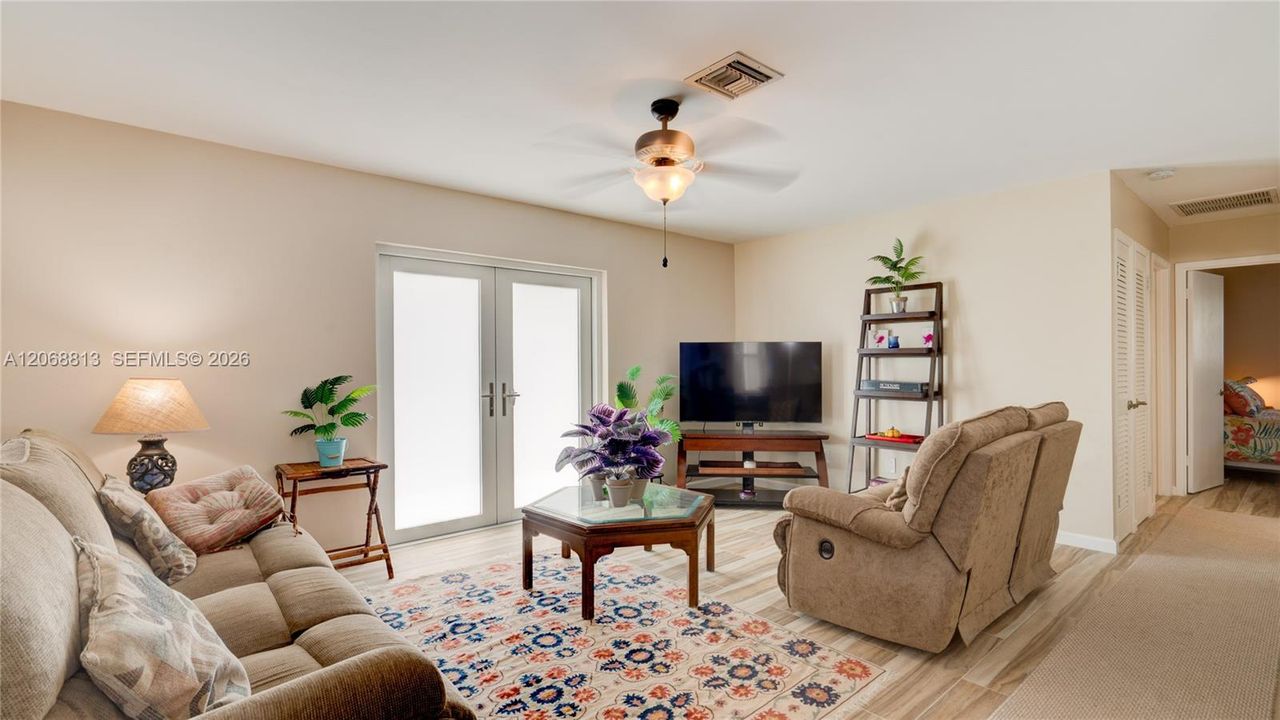 For Sale: $475,000 (3 beds, 3 baths, 1374 Square Feet)