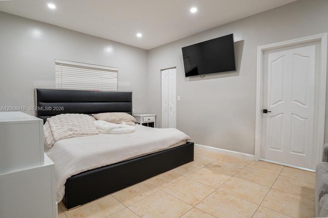 For Rent: $3,800 (3 beds, 2 baths, 1684 Square Feet)