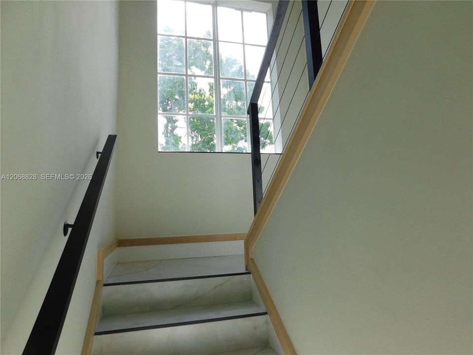 For Rent: $2,500 (2 beds, 1 baths, 800 Square Feet)